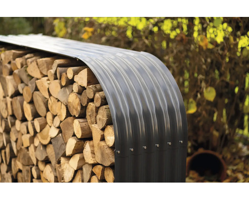 Bois de chauffage empilé avec couverture métallique.