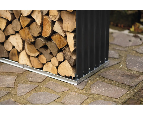 Étagère à bois remplie de bois de chauffage