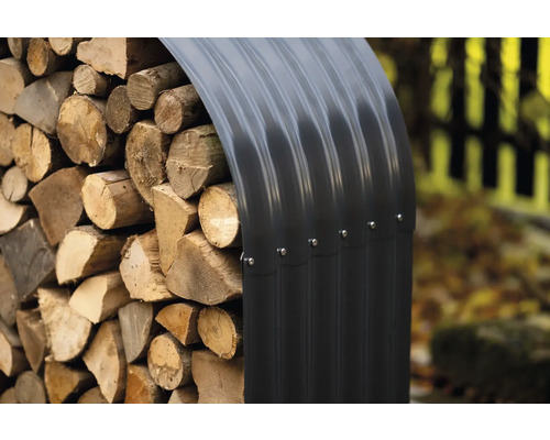 Stockage de bois avec revêtement métallique pour protéger des intempéries