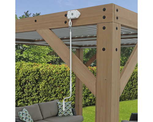 Mécanisme à manivelle sur une pergola en bois pour actionner un pare-soleil