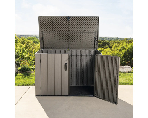 Geöffnete Gerätebox zur Aufbewahrung von Gartengeräten und -zubehör im Aussenbereich.