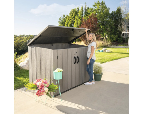 Geräteschrank mit geöffnetem Deckel im Garten