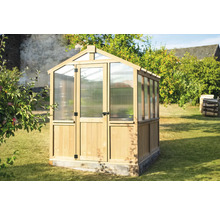Serre en bois avec porte sur une pelouse