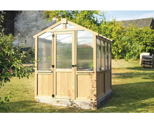 Serre en bois avec porte sur une pelouse