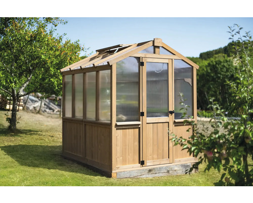 Serre en bois dans le jardin