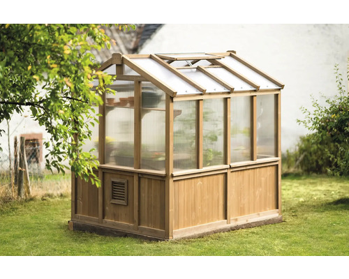 Serre de jardin en bois avec revêtement transparent dans le jardin