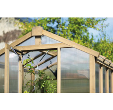 Vue détaillée d''une serre avec cadre en bois et revêtement transparent.