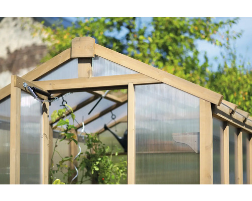 Vue détaillée d''une serre avec cadre en bois et revêtement transparent.