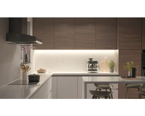 Cuisine moderne avec îlot de cuisine, hotte aspirante et appareils intégrés