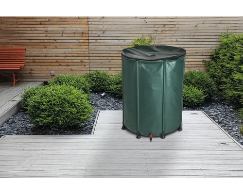 Regentonne im Garten auf der Terrasse