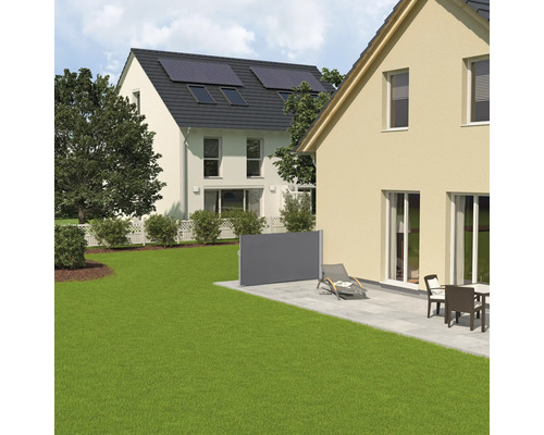 Jardin avec store latéral, terrasse avec mobilier de jardin et maisons d''habitation