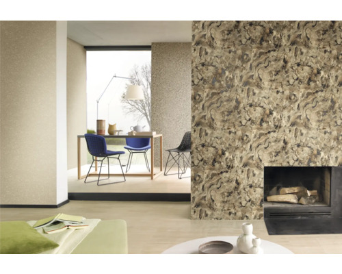 Heller Wohnraum mit Kamin, Esstisch und verschiedenen Tapetenmustern