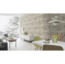 Helles Wohnzimmer mit gemusterter Tapete, Esstisch und moderner Einrichtung.