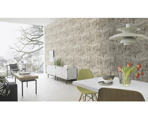 Helles Wohnzimmer mit gemusterter Tapete, Esstisch und moderner Einrichtung.