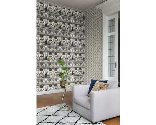 Wohnzimmer mit gemusterter Tapete, Sessel und Beistelltisch mit Pflanze.