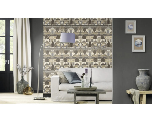 Dekoratives Wohnzimmer mit gemusterter Tapete, Stehlampe und weissem Sofa