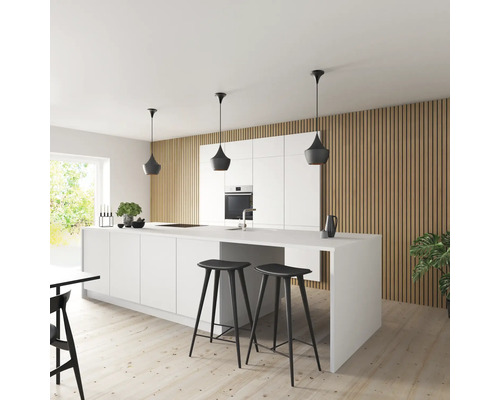 Moderne Küche mit Kücheninsel, Barhockern und Pendelleuchten.
