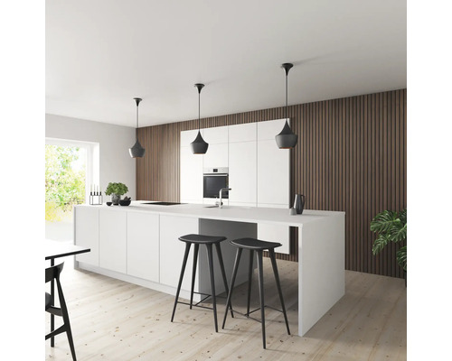 Cuisine claire avec îlot de cuisine, tabourets de bar et suspensions.