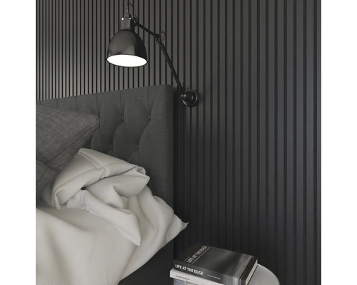 Chambre à coucher avec panneaux muraux, lit, lampe de chevet et livre