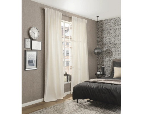 Chambre avec lit, tapis, horloge et rideaux blancs