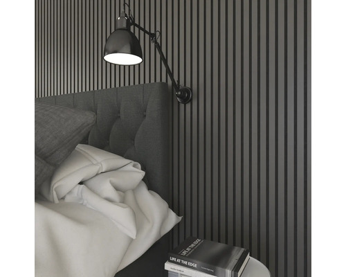 Chambre à coucher avec lit, panneaux muraux et applique murale