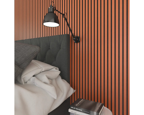 Chambre à coucher avec panneaux muraux, lit et lampe de lecture