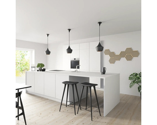 Cuisine claire avec îlot de cuisine, tabourets de bar et suspensions