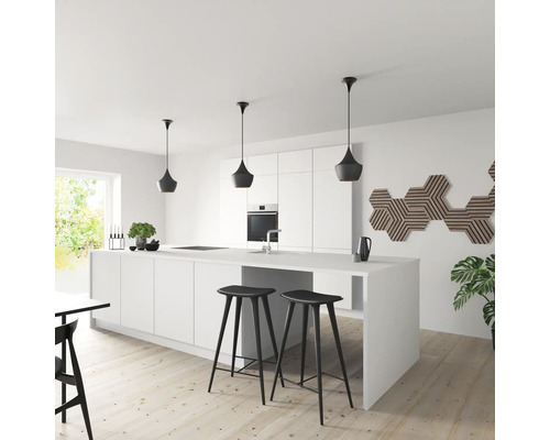 Cuisine moderne avec îlot de cuisine, tabourets de bar et suspensions.