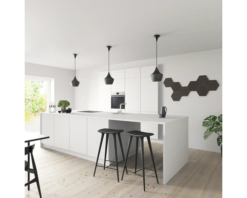 Cuisine moderne avec îlot de cuisine, tabourets de bar et suspensions