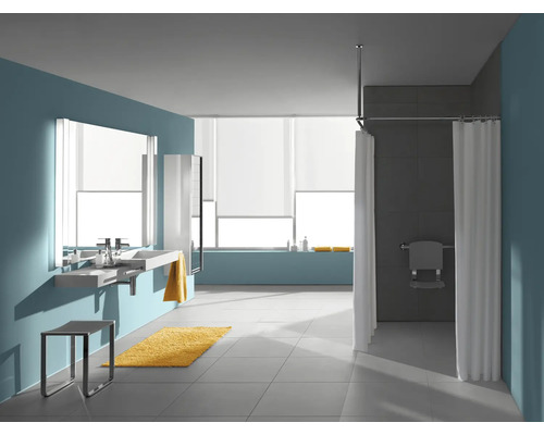 Salle de bains lumineuse avec lavabo, miroir, douche avec rideau de douche et siège