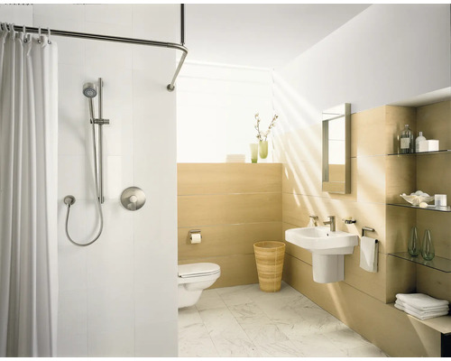 Salle de bain lumineuse avec douche, lavabo, toilettes et étagères pour les accessoires de bain