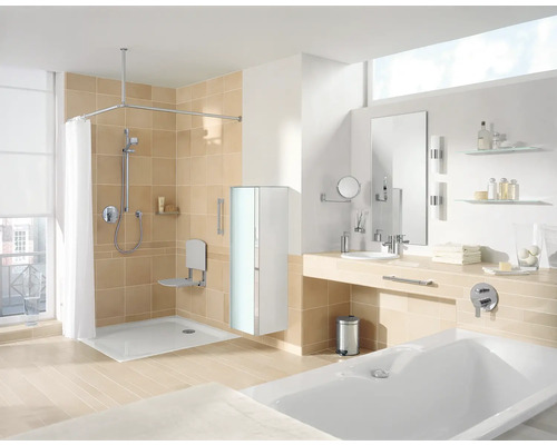 Salle de bain lumineuse avec douche, baignoire, lavabo et toilettes pour un aménagement confortable et fonctionnel