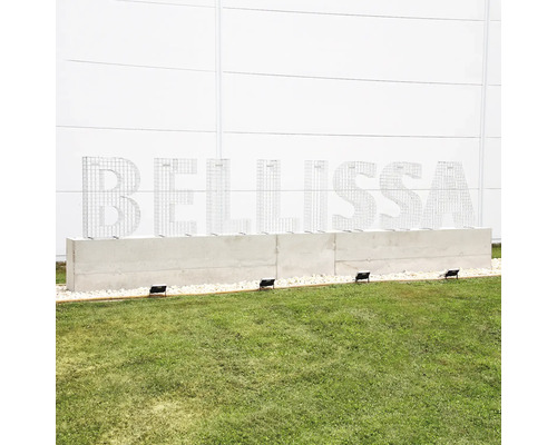 Inscription Bellissa en fil de fer sur socle en béton dans le jardin