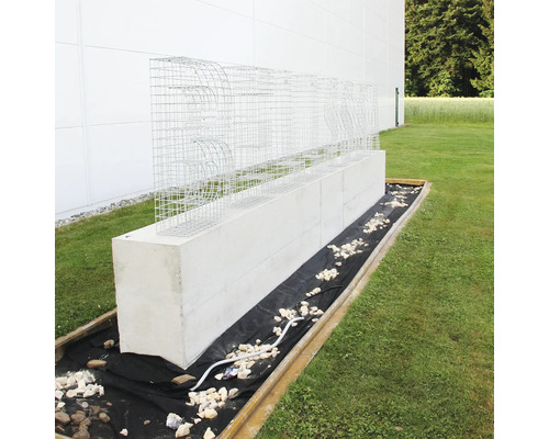 Mur de gabions sur fondation en béton avec pierres et feutre de jardin