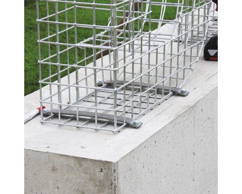 Panier de gabion sur fondation en béton avec matériel de fixation