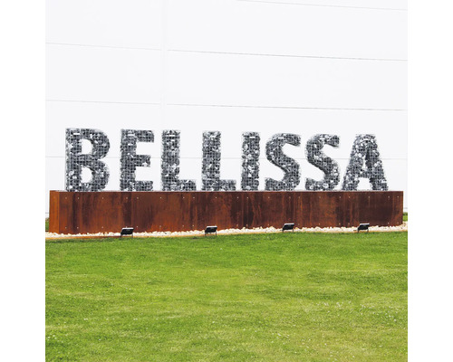 Lettres décoratives en gabion BELLISSA sur une construction en acier