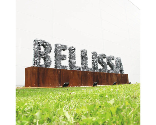 Lettres décoratives en gabions sur un socle rouille