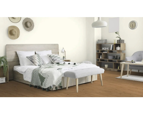 Chambre claire avec lit, banc et étagères en bois