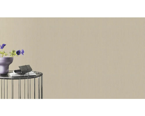 Szene mit Mustertapete auf einer Wand, mit Dekoration auf einem Tisch