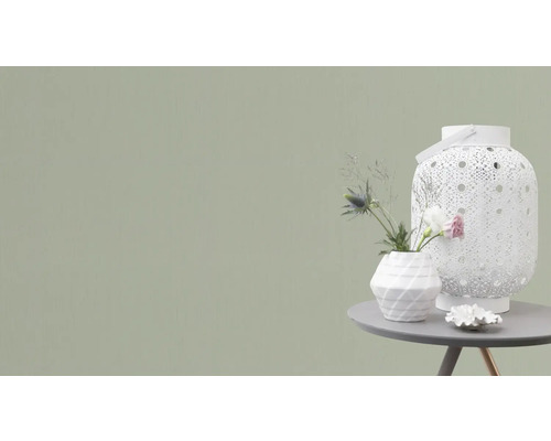 Dekorative Szene mit Windlicht, Vase und Tisch