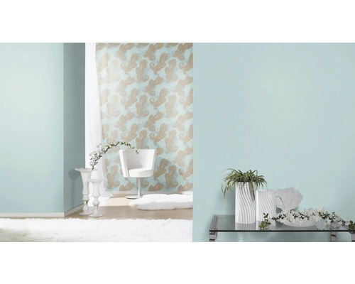 Pièce lumineuse avec papier peint à motifs, chaise et décoration