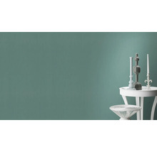 Décoration murale avec des éléments décoratifs sur des tables d''appoint blanches devant un mur uni