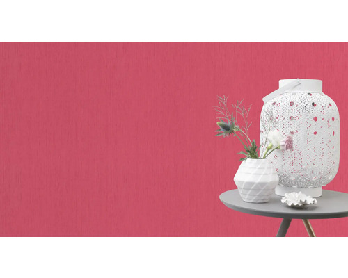 Nature morte décorative avec lampe, vase et décoration sur une table