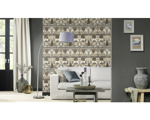 Wohnzimmer mit gemusterter Tapete, weißem Sofa und Bogenlampe.