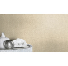 Papier peint beige avec motif et objets de décoration sur une table