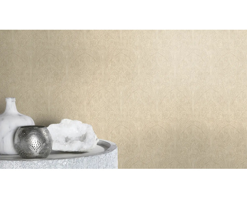 Papier peint beige avec motif et objets de décoration sur une table