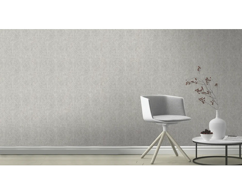 Mur clair avec papier peint à motifs, chaise et table d''appoint