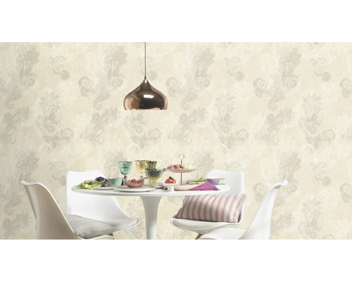 Szene mit gemusterter Tapete, Esstisch und Pendelleuchte