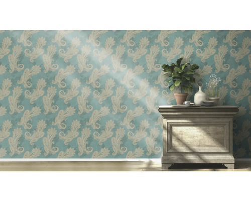 Salon avec papier peint à motifs, commode et plantes d''intérieur