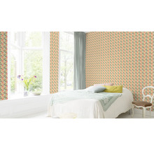 Chambre avec papier peint rétro géométrique en jaune, rouge et gris